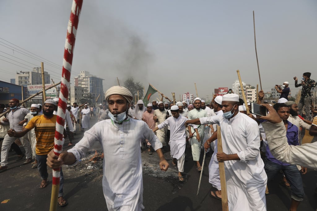 Islamist group Hefazat-e-Islam’s activists enforce a general strike in Narayanganj, Bangladesh, on March 28, called to denounce the deaths of four people in clashes with police during Modi’s visit. Photo: AP