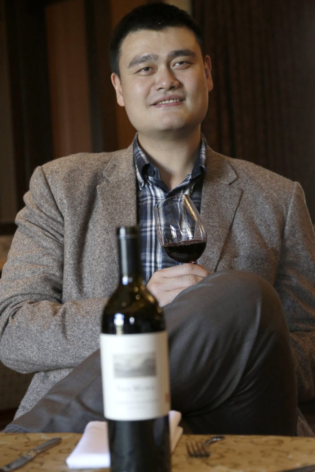Former Houston Rockets basketball player Yao Ming sips a glass of his signature cabernet sauvignon red wine at a Houston restaurant in 2013. Photo: AP