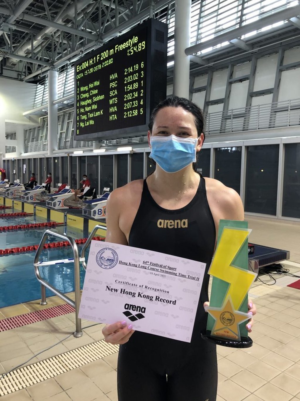 Siobhan Haughey shows off her certificate after breaking her own Hong Kong 200-metre freestyle record in 1:54.89 with the world’s third-fastest time of the year. Photo: HKASA