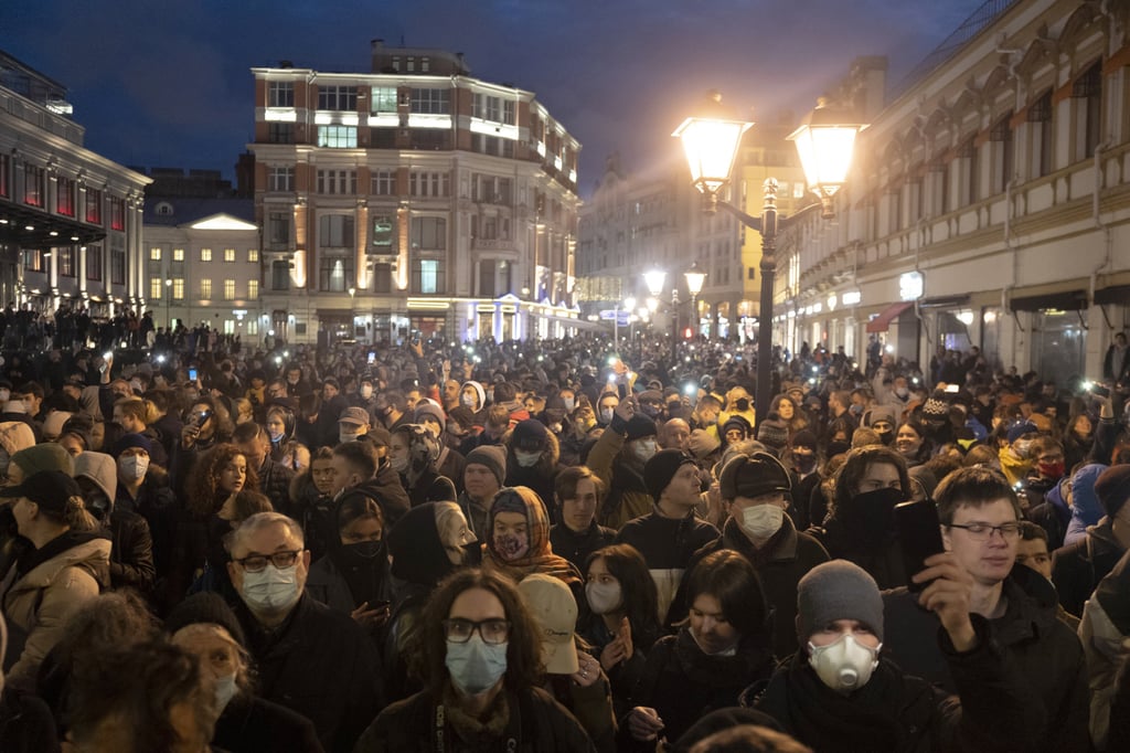 People attend a rally in support of jailed opposition leader Alexei Navalny in Moscow, Russia, on Wednesday. Photo: AP People attend a rally in support of jailed opposition leader Alexei Navalny in Moscow, Russia, on Wednesday. Photo: AP