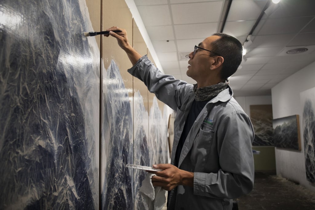 Wu at work. Photo: Galerie du Monde / Wu Chi-Tsung