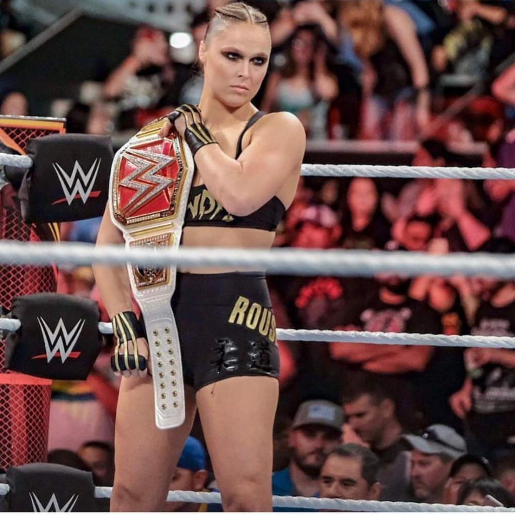 Aggressive and dominant, Ronda Rousey has gained a reputation for being a fierce fighting queen. Now she avoids the fans to feed chickens. Photo: @rondarousey/Instagram
