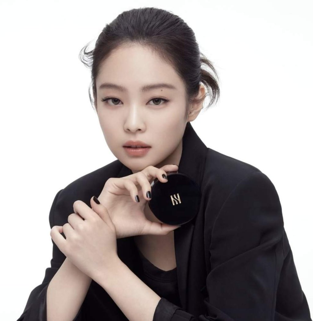 Jennie modelling for Hera. Photo: @herabeauty_official/Instagram