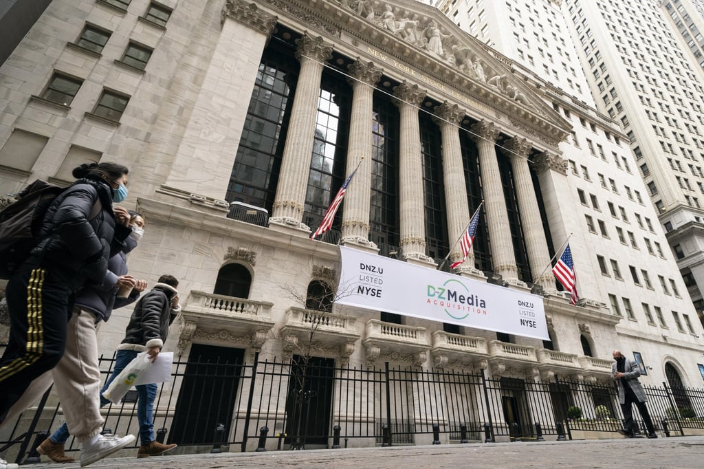 Pedestrians pass the New York Stock Exchange, Wednesday, Jan. 27, 2021. Photo: AP Pedestrians pass the New York Stock Exchange, Wednesday, Jan. 27, 2021. Photo: AP