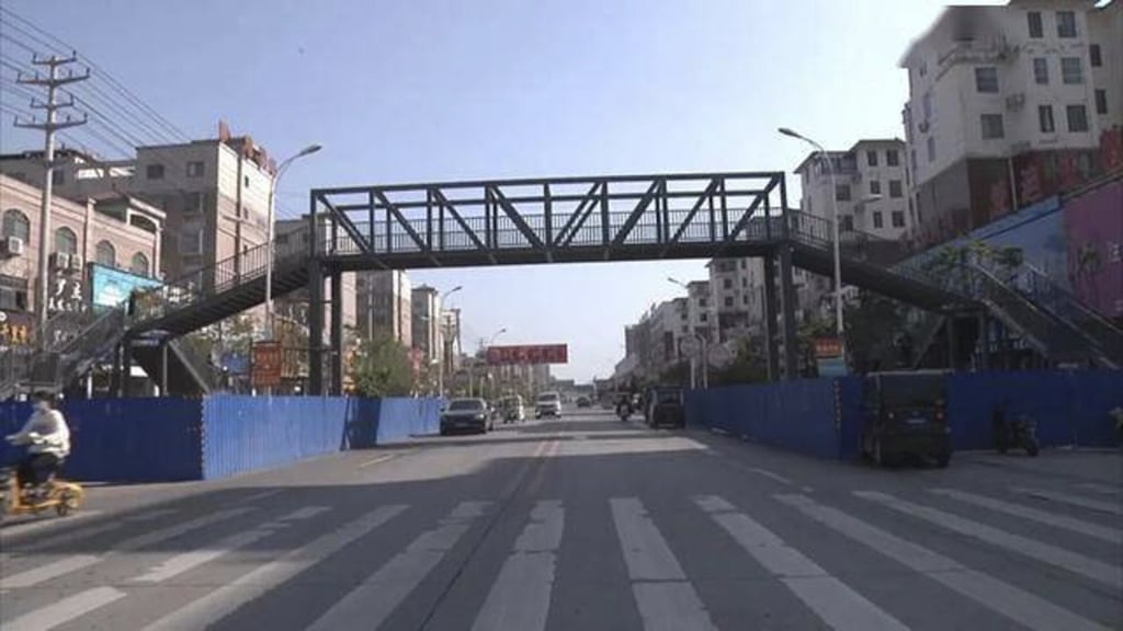 The footbridge will cross an area that can become impossible to manage when traffic gets bad. Photo: Sohu The footbridge will cross an area that can become impossible to manage when traffic gets bad. Photo: Sohu