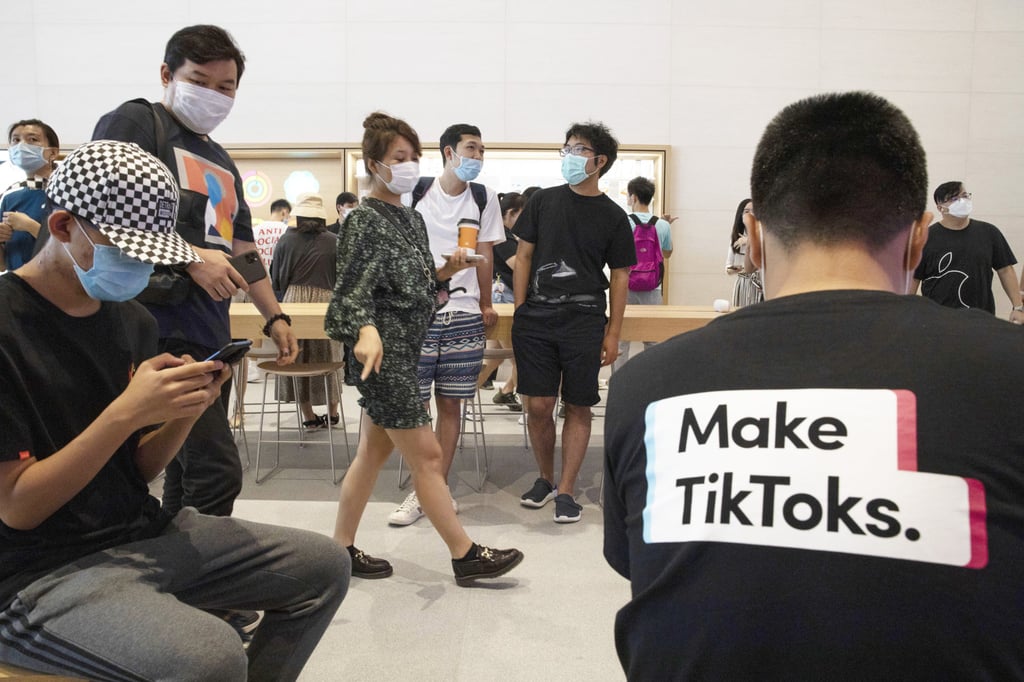 A visitor to an Apple store wears a TikTok shirt in Beijing, China, on July 17, 2020. Photo: AP Photo A visitor to an Apple store wears a TikTok shirt in Beijing, China, on July 17, 2020. Photo: AP Photo