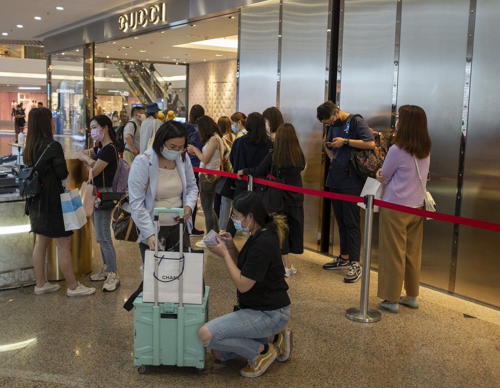 Customers line up at Gucci in Times Square, Hong Kong. Photo: Antony Dickson
