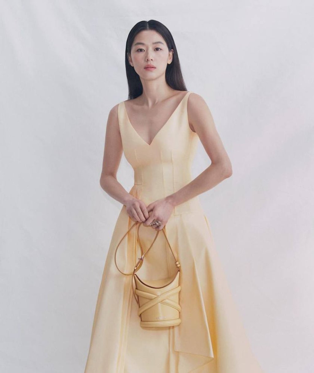 Jun Ji-hyun with her Curve bag. Photo: @junjihyunonly/ Instagram