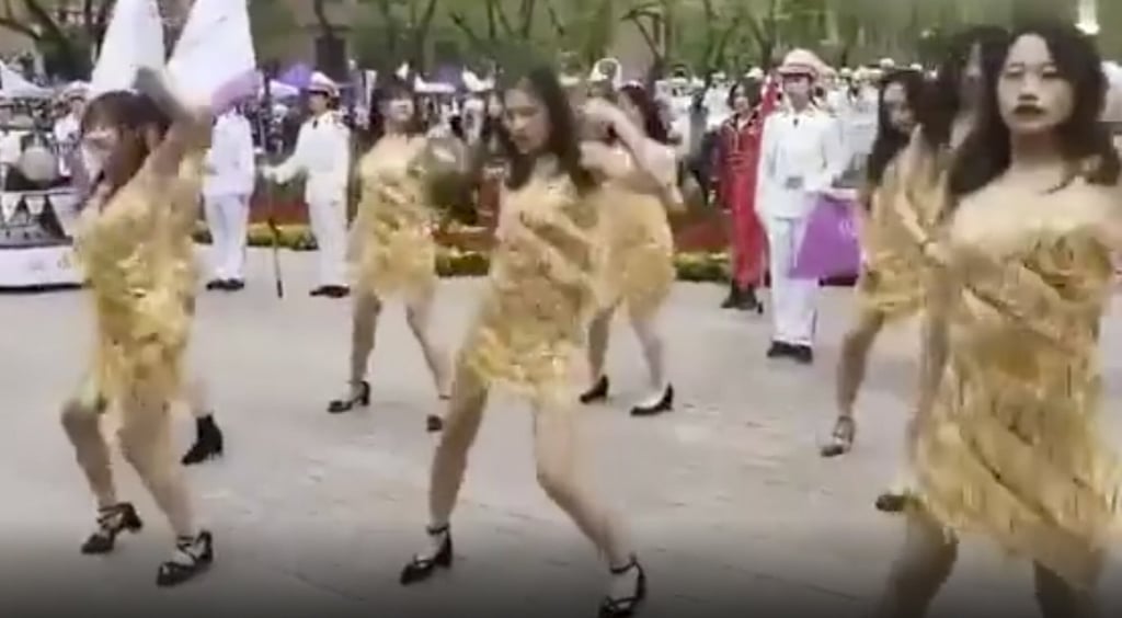 The dance was choreographed to music played by a marching band behind the dancers. Photo: Ifeng News The dance was choreographed to music played by a marching band behind the dancers. Photo: Ifeng News