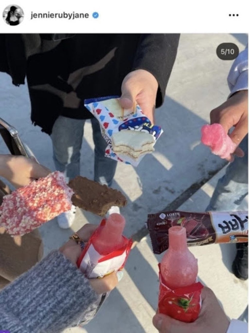 Netizens counted seven hands holding ice creams – despite rules capping gatherings at five in Korea. Photo: @jennierubyjane/Instagram