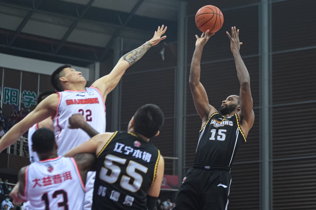 Liaoning’s Kyle Fogg shoots for the basket. Photo: Xinhua