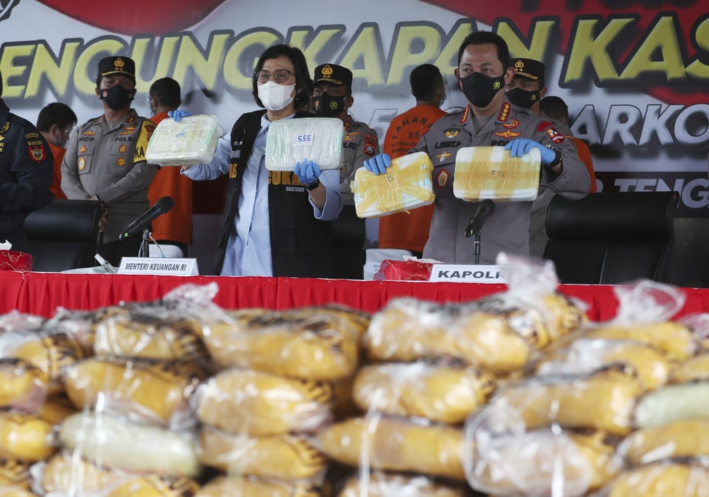 Indonesia’s police chief, right, and Finance Minister Sri Mulyani Indrawati hold up seized packs of meth during a news conference in Jakarta. Photo: AP