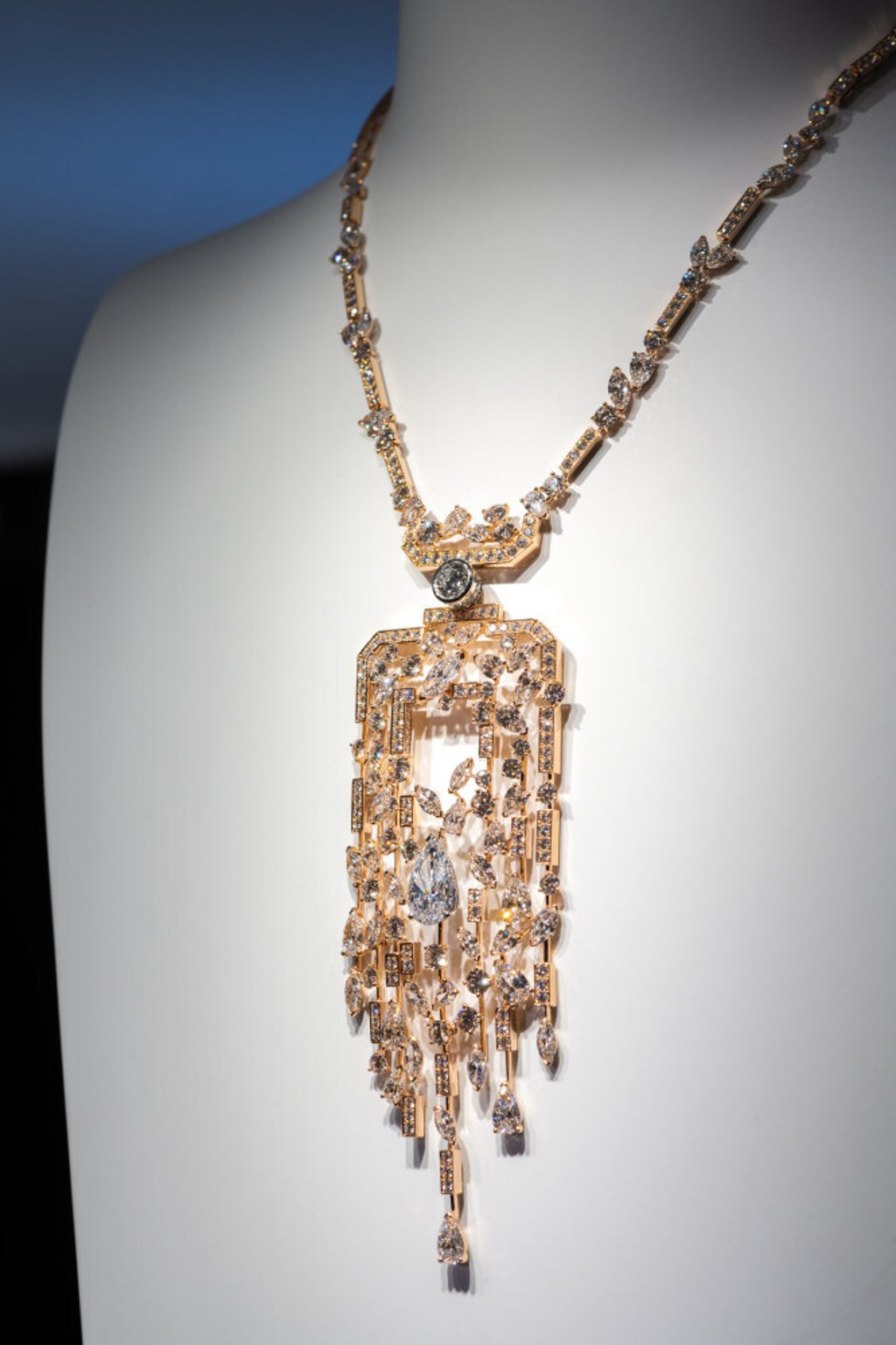 Chanel N°5 Sparkling Silhouette necklace in pink gold, platinum and diamonds. Photo: Chanel Chanel N°5 Sparkling Silhouette necklace in pink gold, platinum and diamonds. Photo: Chanel