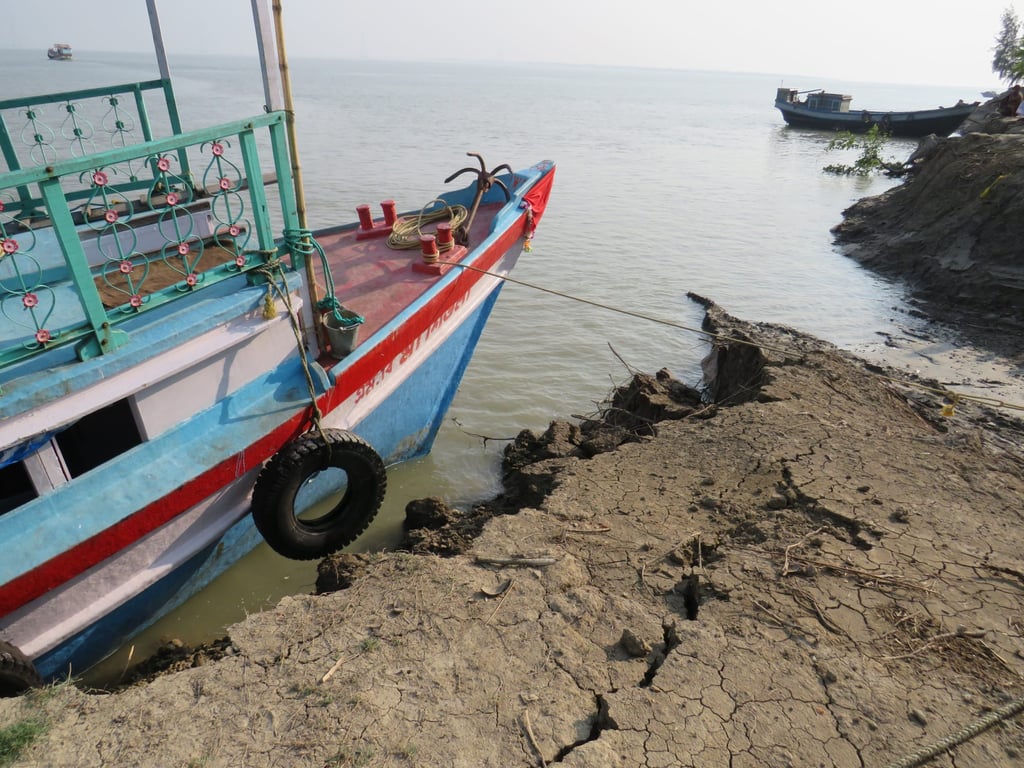 A steeply eroded riverfront in the north of Ghoramara Island. Photo: Namrata Acharya A steeply eroded riverfront in the north of Ghoramara Island. Photo: Namrata Acharya