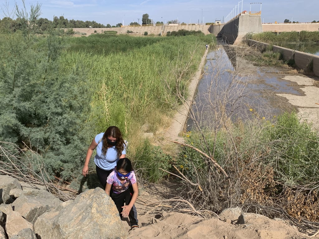 Unidentified migrants cross the dammed Colorado River from Mexico as they approach a gap in the border wall in Yuma, Arizona, on June 9 to seek asylum in the United States. Photo: AP