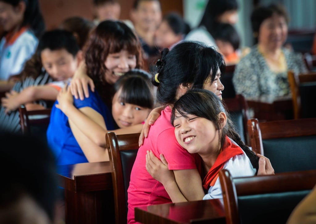 Pupils hug their mothers in a special ‘filial piety class’ from 2015 at a primary school in mainland China. Photo: Xinhua Pupils hug their mothers in a special ‘filial piety class’ from 2015 at a primary school in mainland China. Photo: Xinhua