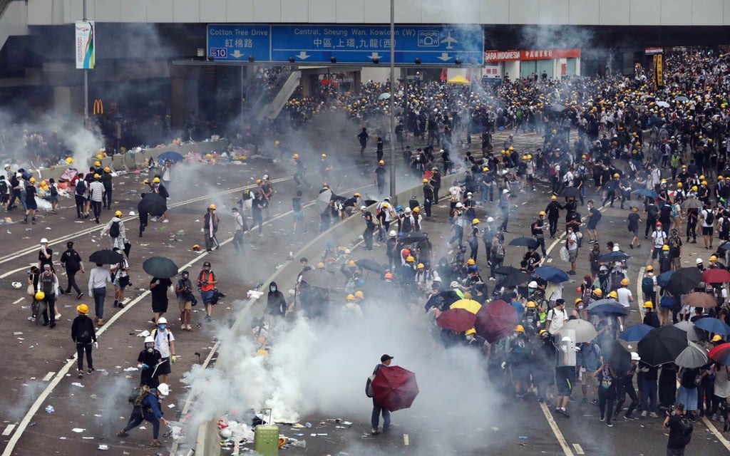 Police and protesters clash in Hong Kong on June 12, 2019. Photo: Sam Tsang
