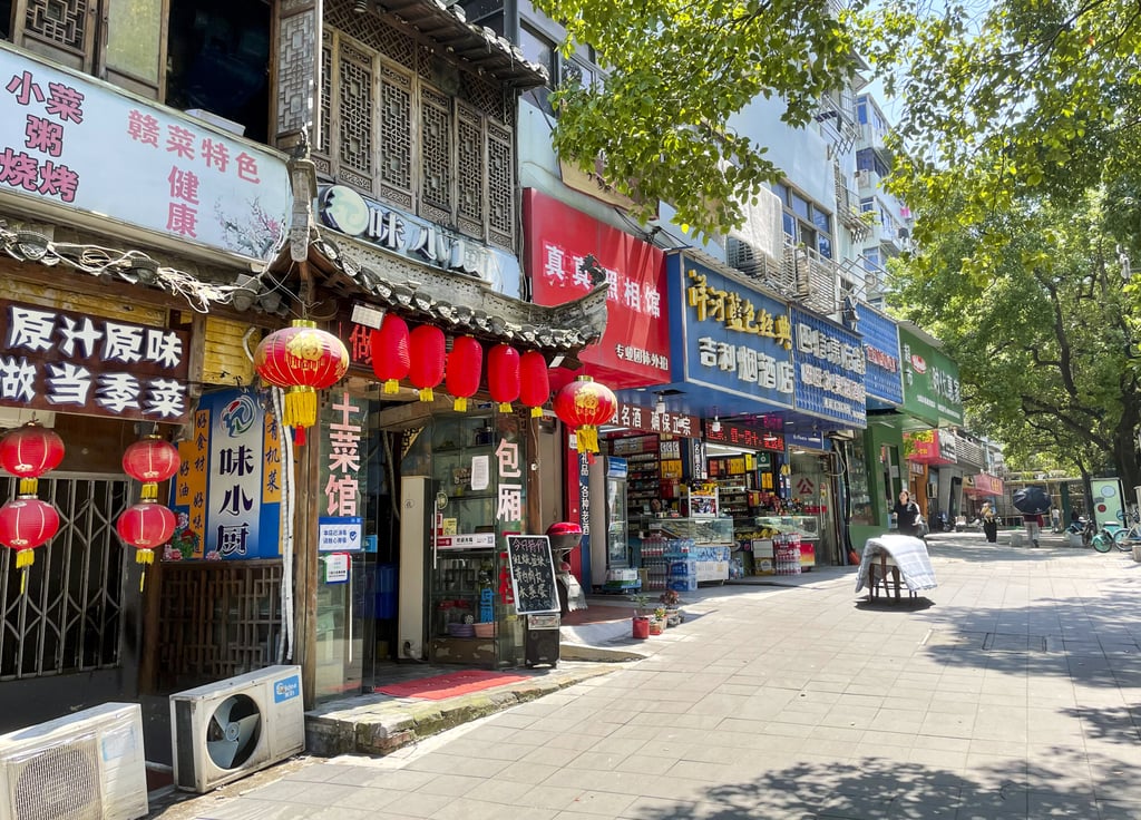 Traditional retailers and service outlets in a Nanchang street. Photo: Tracy Qu Traditional retailers and service outlets in a Nanchang street. Photo: Tracy Qu