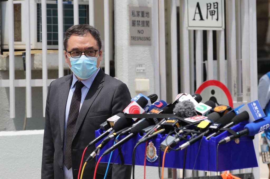 Senior Superintendent Li Kwai-wah prepares to brief the media, outside Apple Daily’s offices. Photo: Sam Tsang