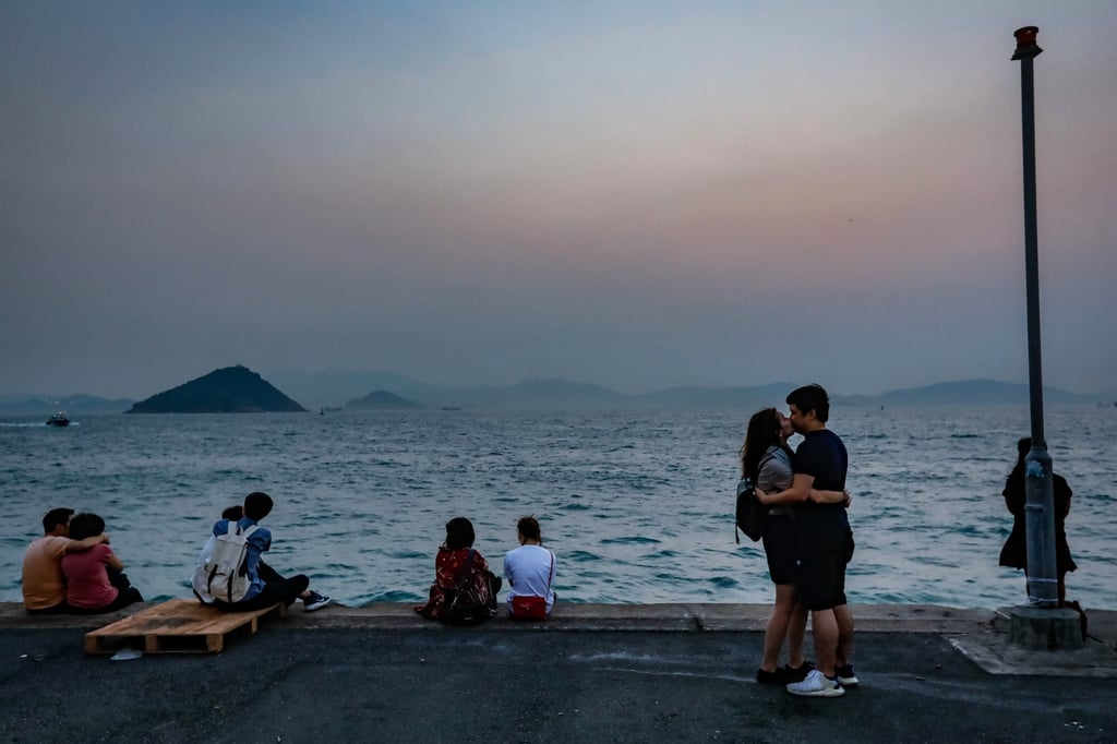 A couple kiss at the water’s edge at Hong Kong’s “Instagram Pier” on May 11, 2019. Photo: AFP A couple kiss at the water’s edge at Hong Kong’s “Instagram Pier” on May 11, 2019. Photo: AFP