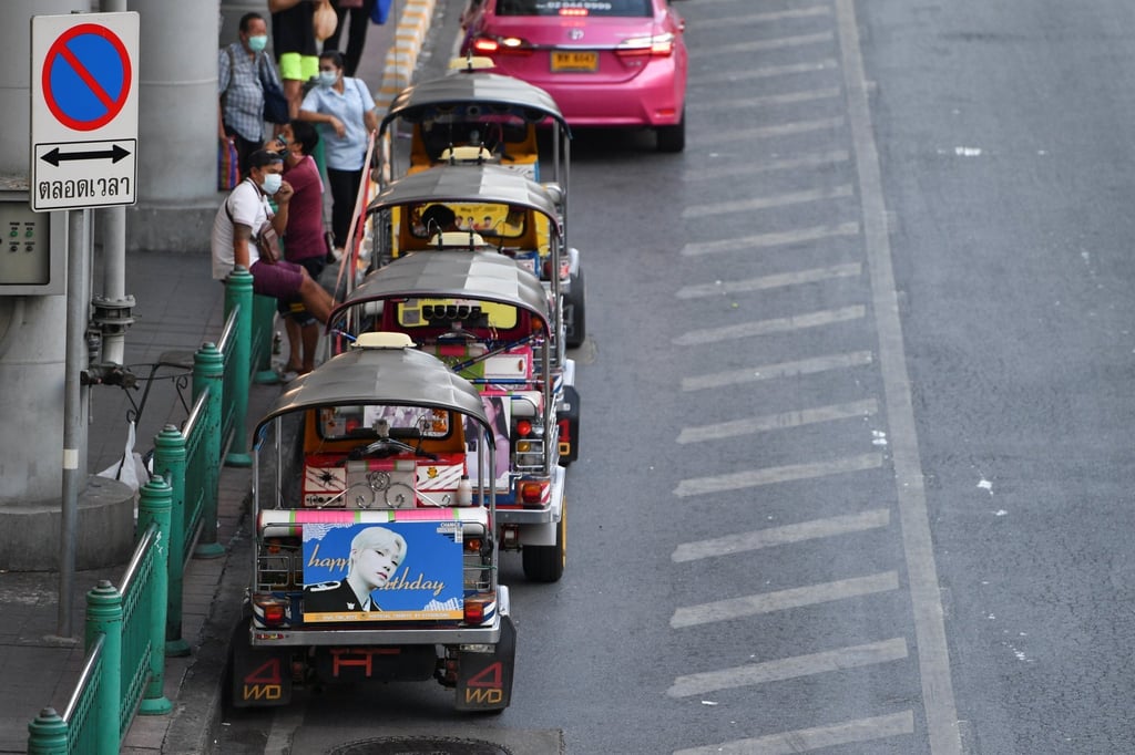 Tuk-tuk drivers, their vehicles decorated with banners of K-pop stars, wait for customers in Bangkok, Thailand in May 2021. Photo: Reuters