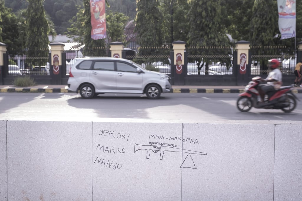 Papuan separatist Graffiti in front of the governor’s office complex. Photo: Albertus Vembrianto Papuan separatist Graffiti in front of the governor’s office complex. Photo: Albertus Vembrianto