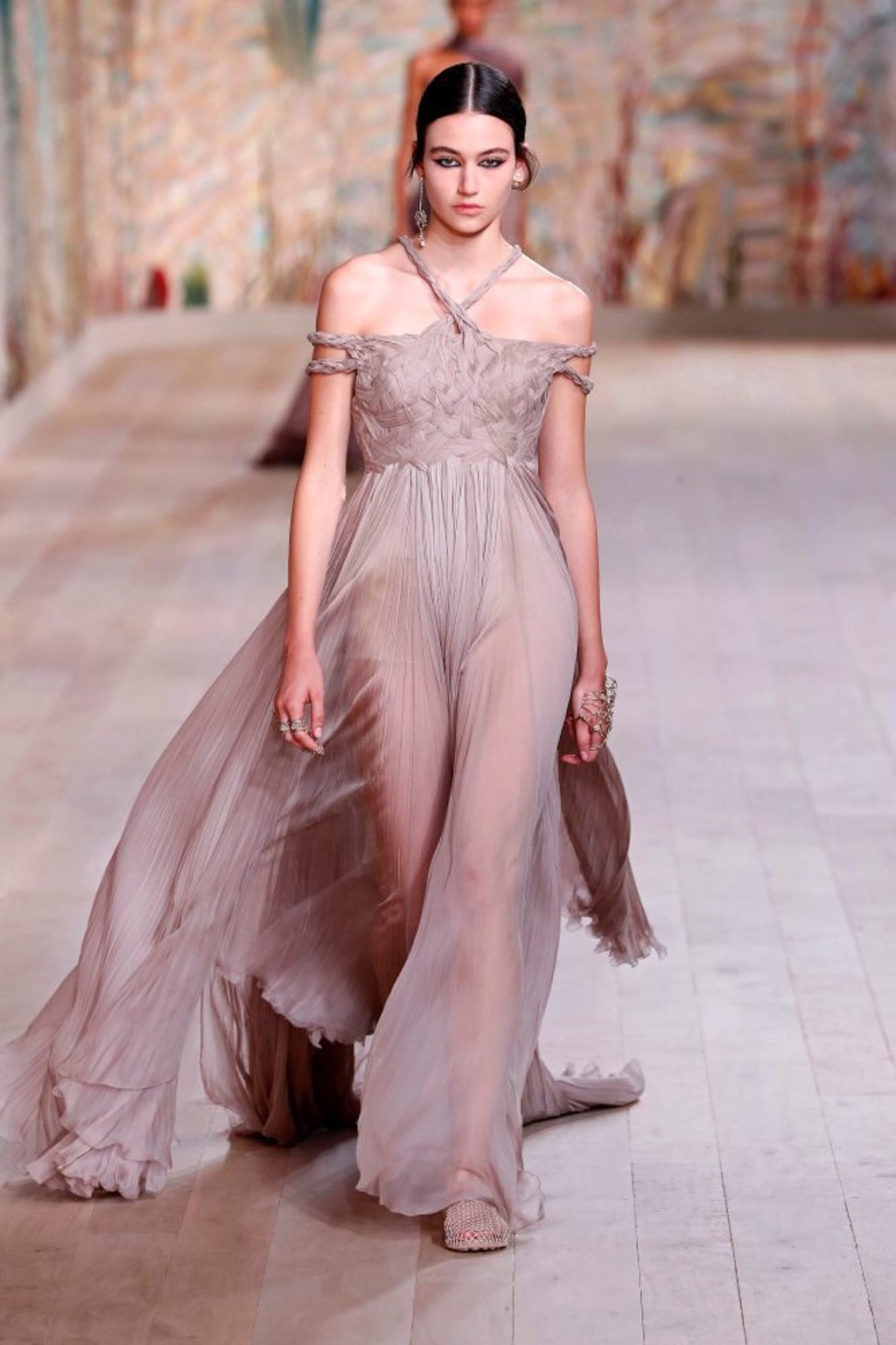 A model presents a creation by Christian Dior as part of its autumn/winter 2021-2022 haute couture collections during Paris Fashion Week in Paris, France, on July 5, 2021. Photo: Xinhua A model presents a creation by Christian Dior as part of its autumn/winter 2021-2022 haute couture collections during Paris Fashion Week in Paris, France, on July 5, 2021. Photo: Xinhua