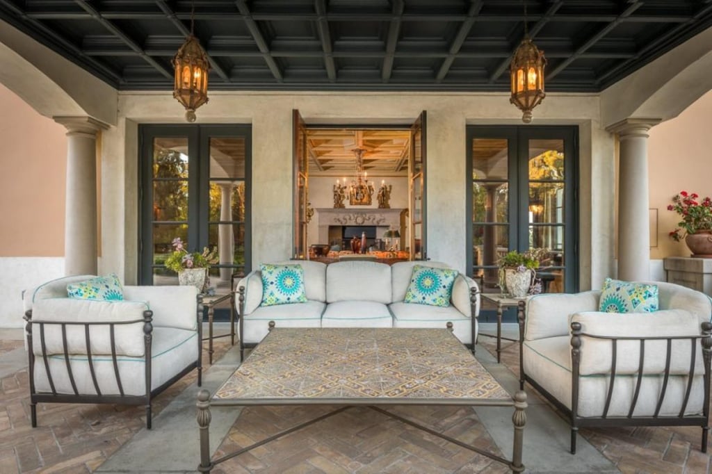 A living area in Erika Jayne’s Pasadena mansion. Photo: TopTenRealEstate.com