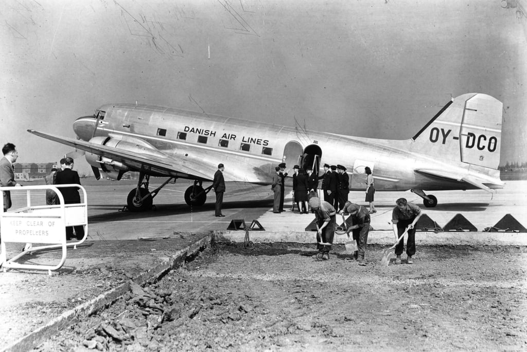 Passengers disembark from a Danish Airlines Dakota at Northolt Airport in the UK in 1947. Photo Keystone/Getty Images