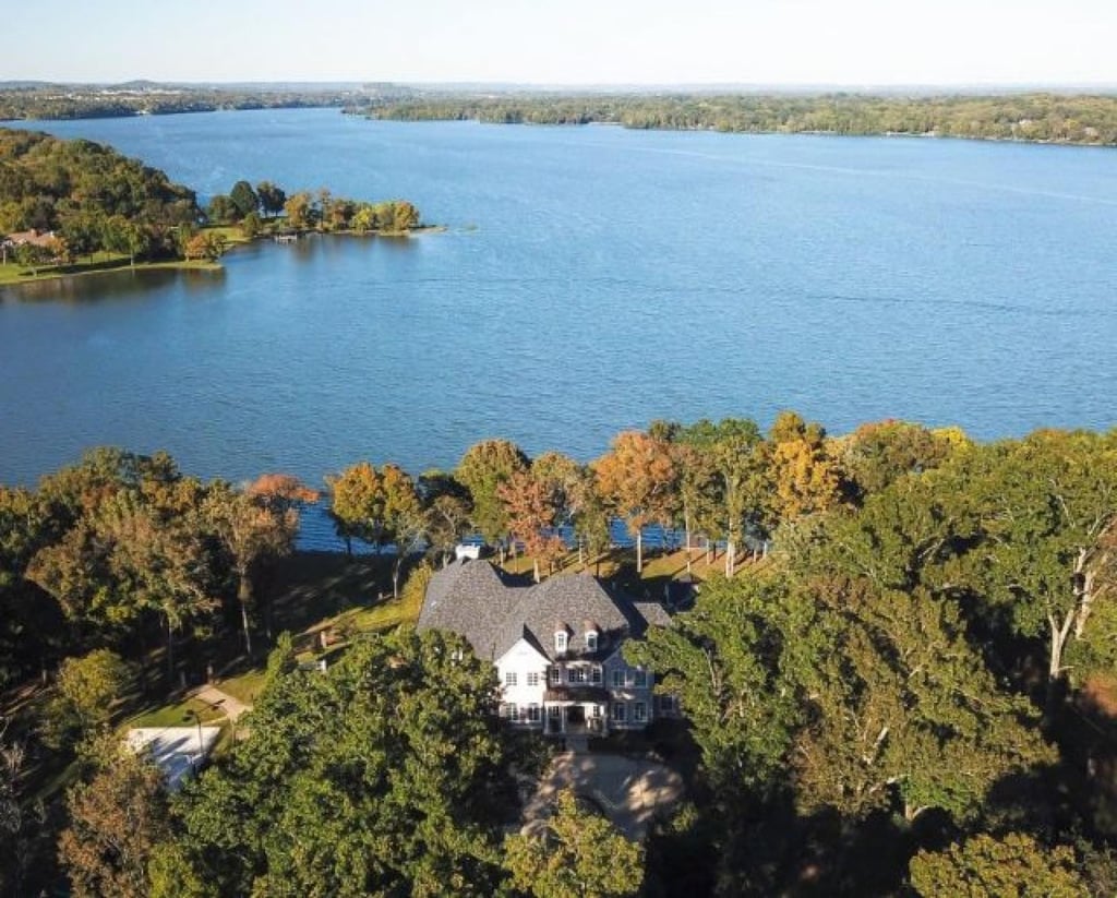 Kelly Clarkson’s Tennessee home has beautiful views of Old Hickory Lake. Photo: TopTenRealEstateDeals.com Kelly Clarkson’s Tennessee home has beautiful views of Old Hickory Lake. Photo: TopTenRealEstateDeals.com