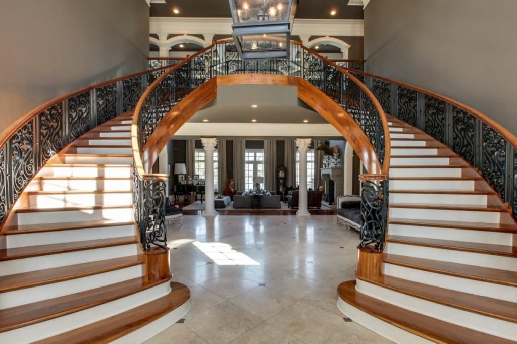 Kelly Clarkson’s grand double staircase. Photo: TopTenRealEstateDeals.com Kelly Clarkson’s grand double staircase. Photo: TopTenRealEstateDeals.com