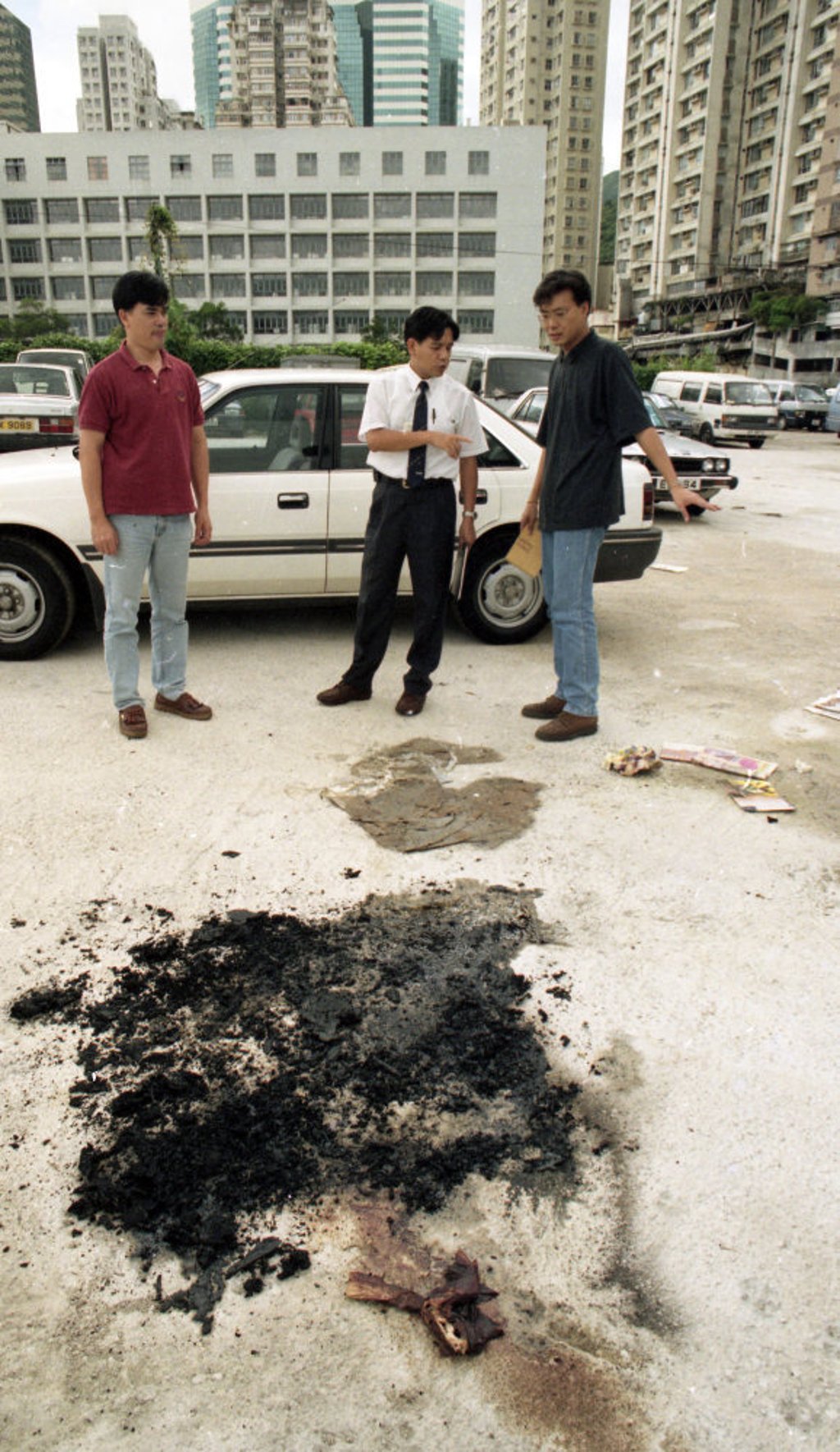 The police were alerted by two passers-by who saw the flames in Quarry Bay. Photo: P. Y. Tang The police were alerted by two passers-by who saw the flames in Quarry Bay. Photo: P. Y. Tang