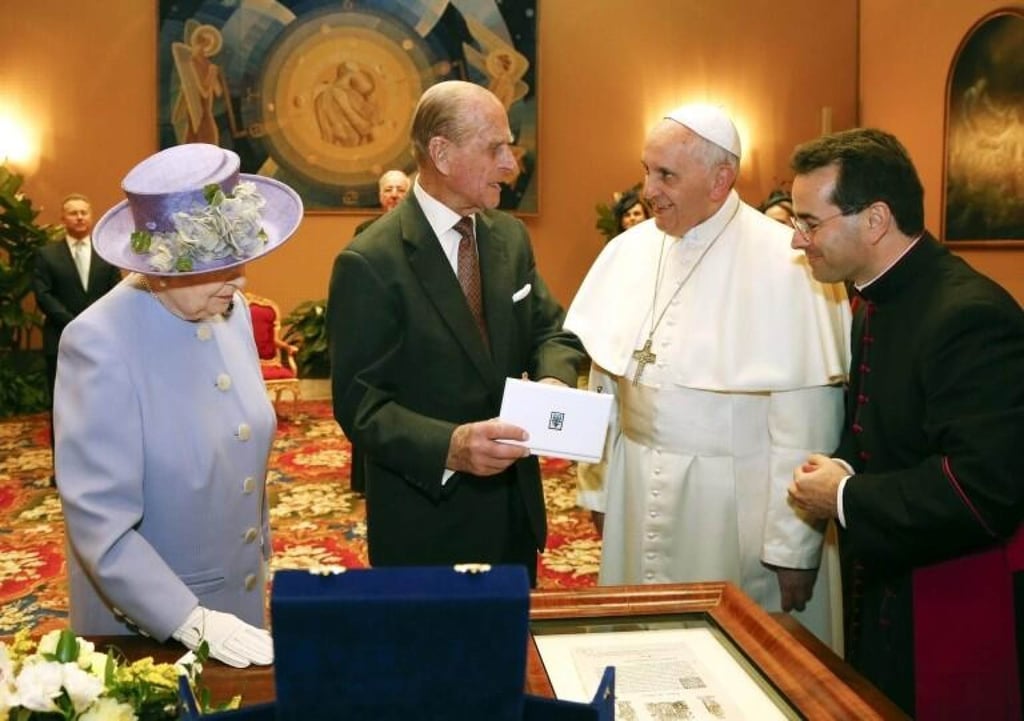 Queen Elizabeth and Prince Philip meeting Pope Francis. Photo: @_PeterHunt/Twitter