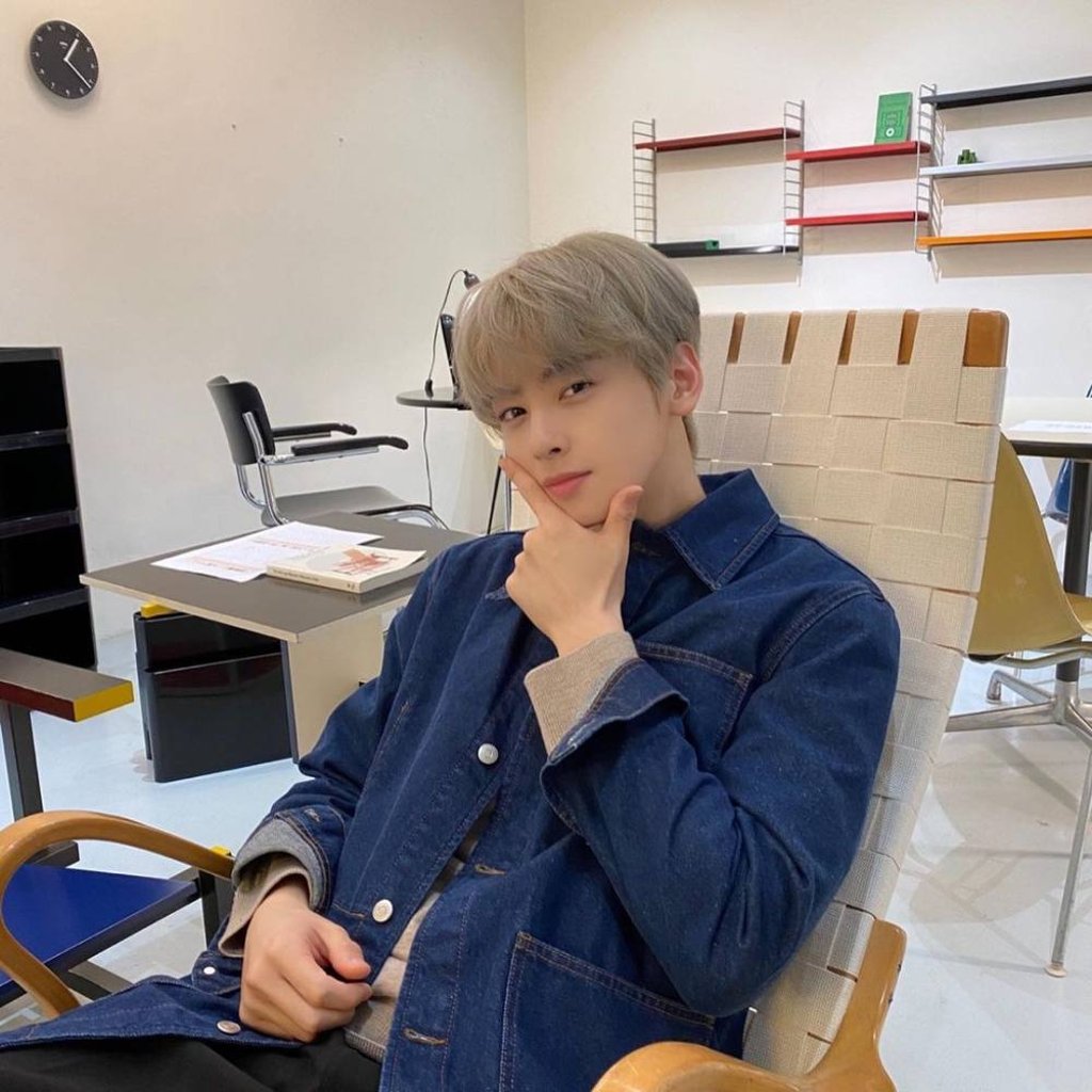 Astro member Cha Eun-woo was scouted near a toilet. Photo: @eunwo.o_c/Instagram Astro member Cha Eun-woo was scouted near a toilet. Photo: @eunwo.o_c/Instagram