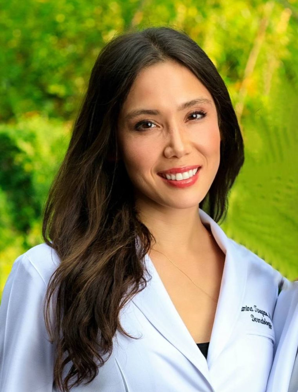 Dermatologist Mamina Turegano recommends salicylic wipes and body washes for body acne.