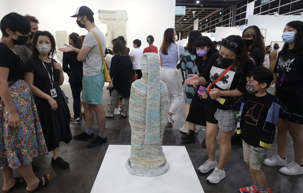 People look at an artwork on the last day of this year’s Art Basel Hong Kong on May 23. Photo: Xiaomei Chen People look at an artwork on the last day of this year’s Art Basel Hong Kong on May 23. Photo: Xiaomei Chen