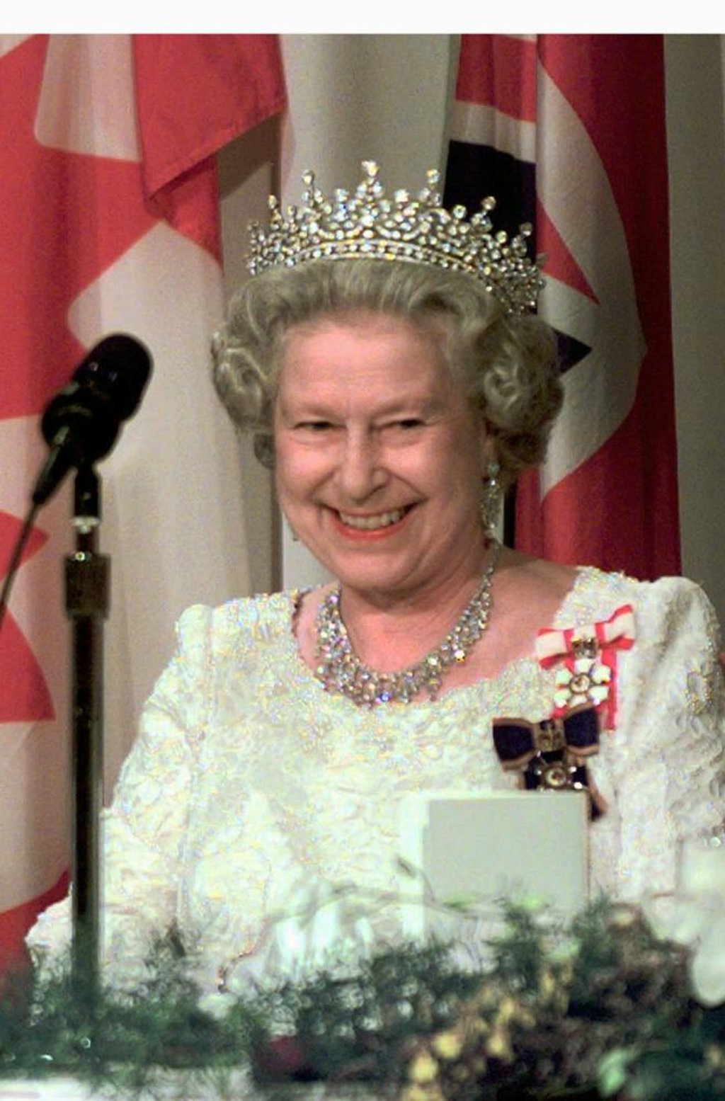 Queen elizabeth diamond earrings sales
