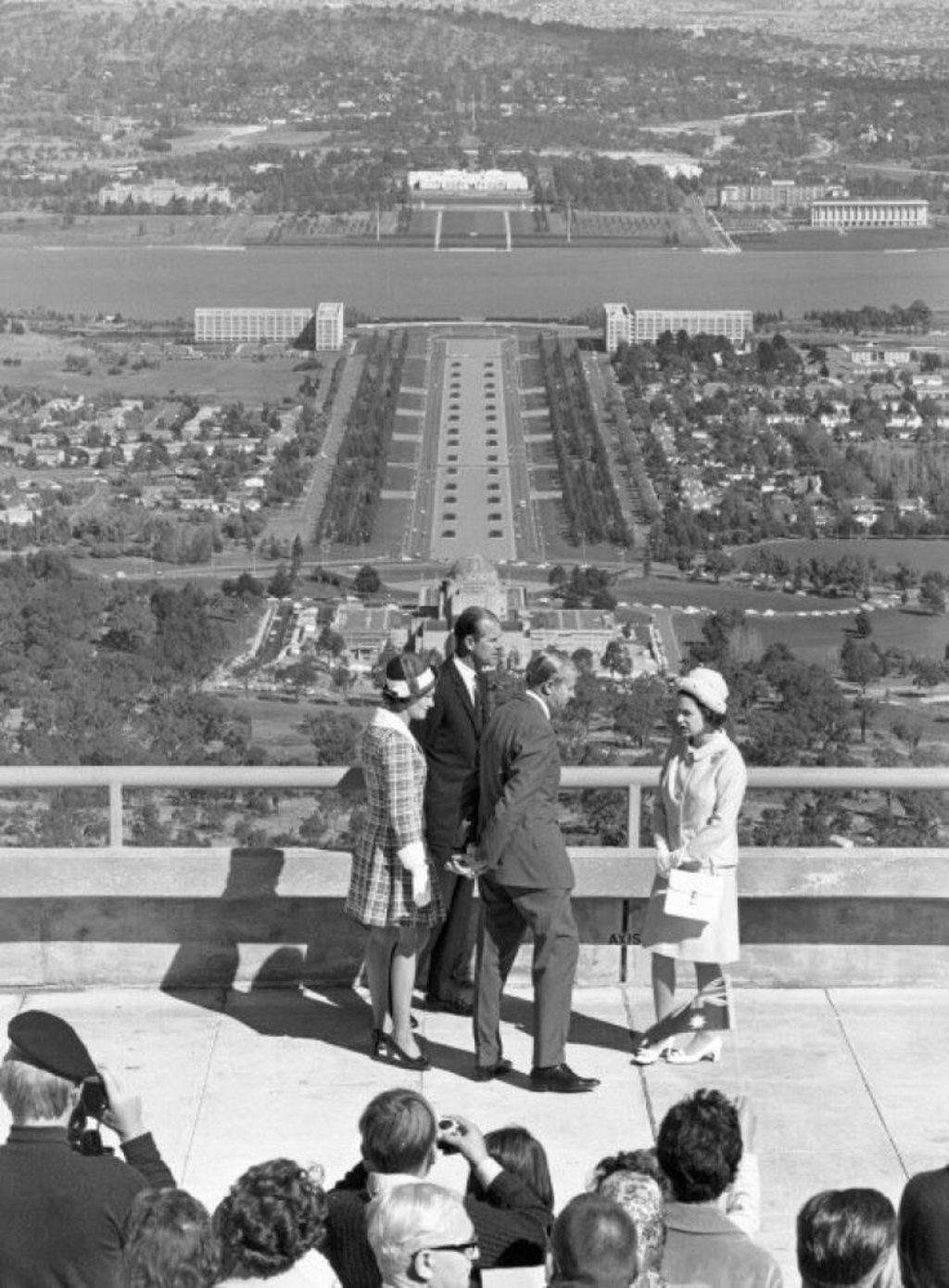 Queen Elizabeth and Prince Philip view Canberra from the top of Mount Ainslie during the May 1970 royal tour of Australia. Photo: @CanberraInsider/Twitter