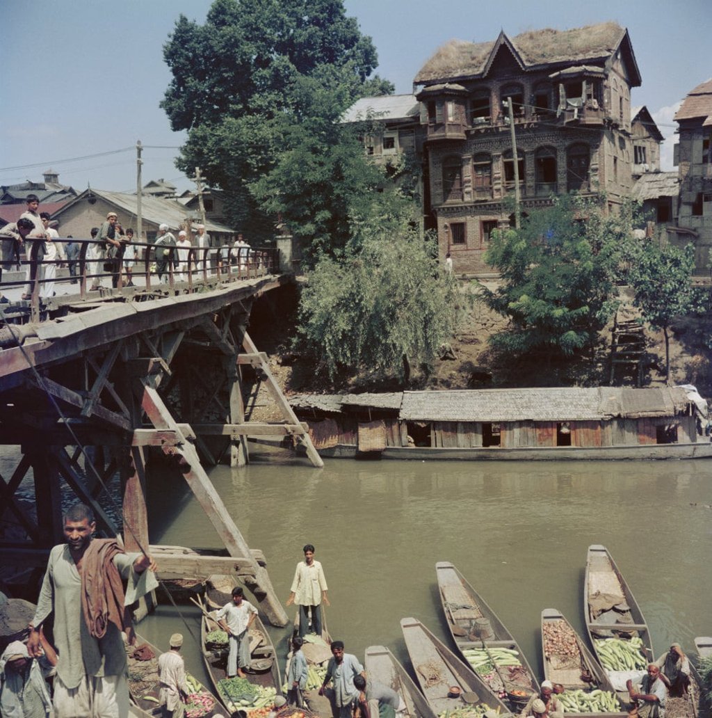 Dal Lake in Srinagar, 1961 – the year before author V.S. Naipaul’s first visit. Photo: Slim Aarons/Getty Images