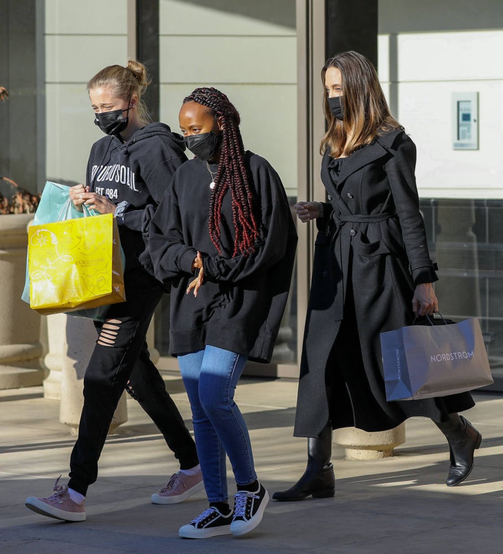 Angelina Jolie celebrates her cover of Vogue magazine with a shopping spree at The Oaks in Thousand Oaks with daughters Shiloh and Zahara Jolie-Pitt on February 6. Photo: X17online.com