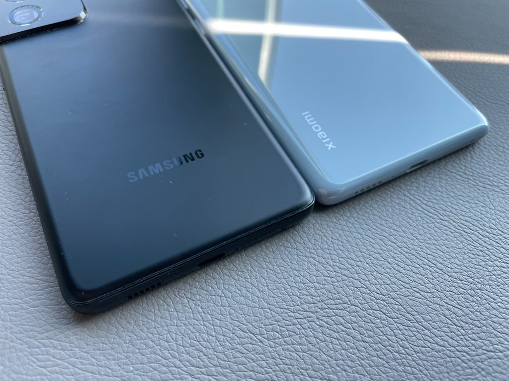 Traditional smartphones have a noticeable seam where the back panel meets the aluminium chassis (like the Samsung S21 Ultra in black), but the Xiaomi Mix 4 (right) doesn’t have that seam because it’s a unibody piece. Photo: Ben Sin