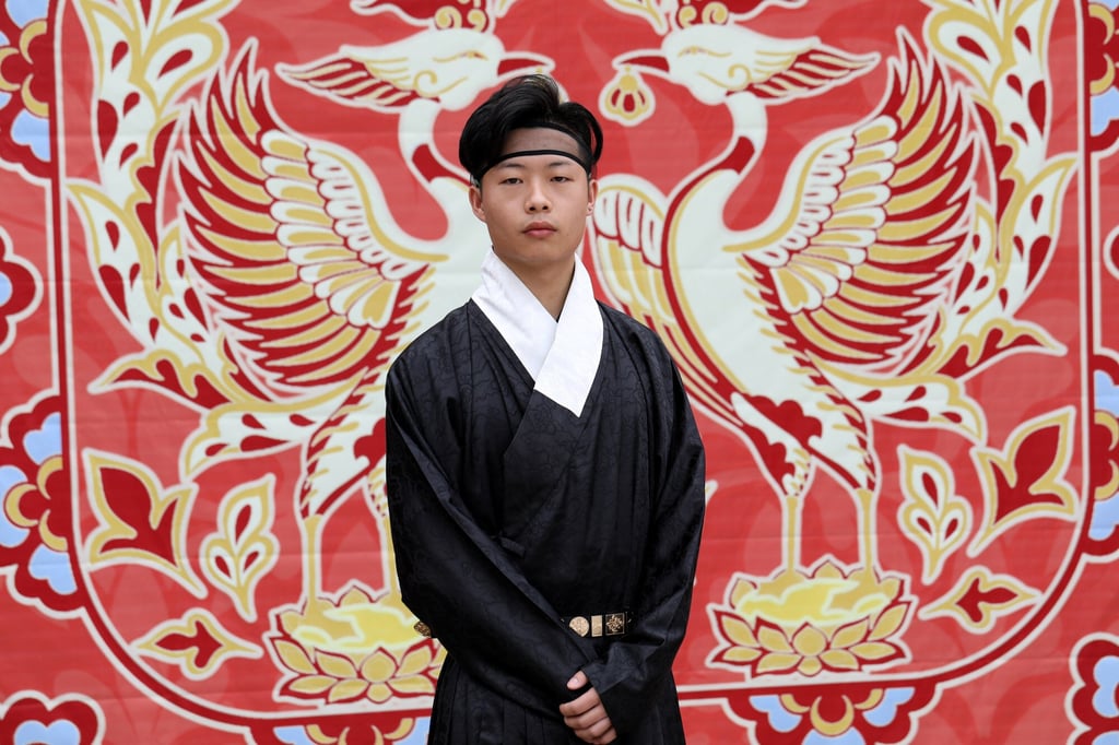 Han Chinese clothing looks like a bathrobe from the front. The left panel must wrap across the right, to form a shape resembling a lower case “y”, not the other way round – which, according to Confucius, would be “uncivilised”. Photo: Simon Song