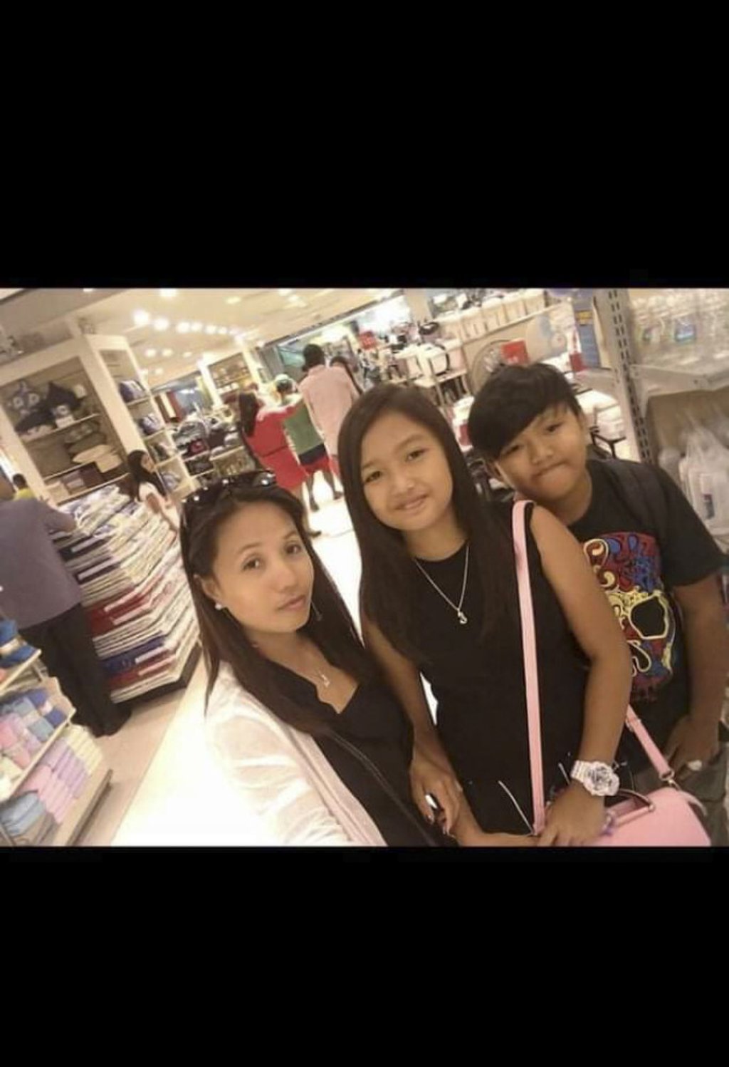 Elma Palitayan dela Cruz with her children before she left the Philippines. Photo: Elma Palitayan dela Cruz