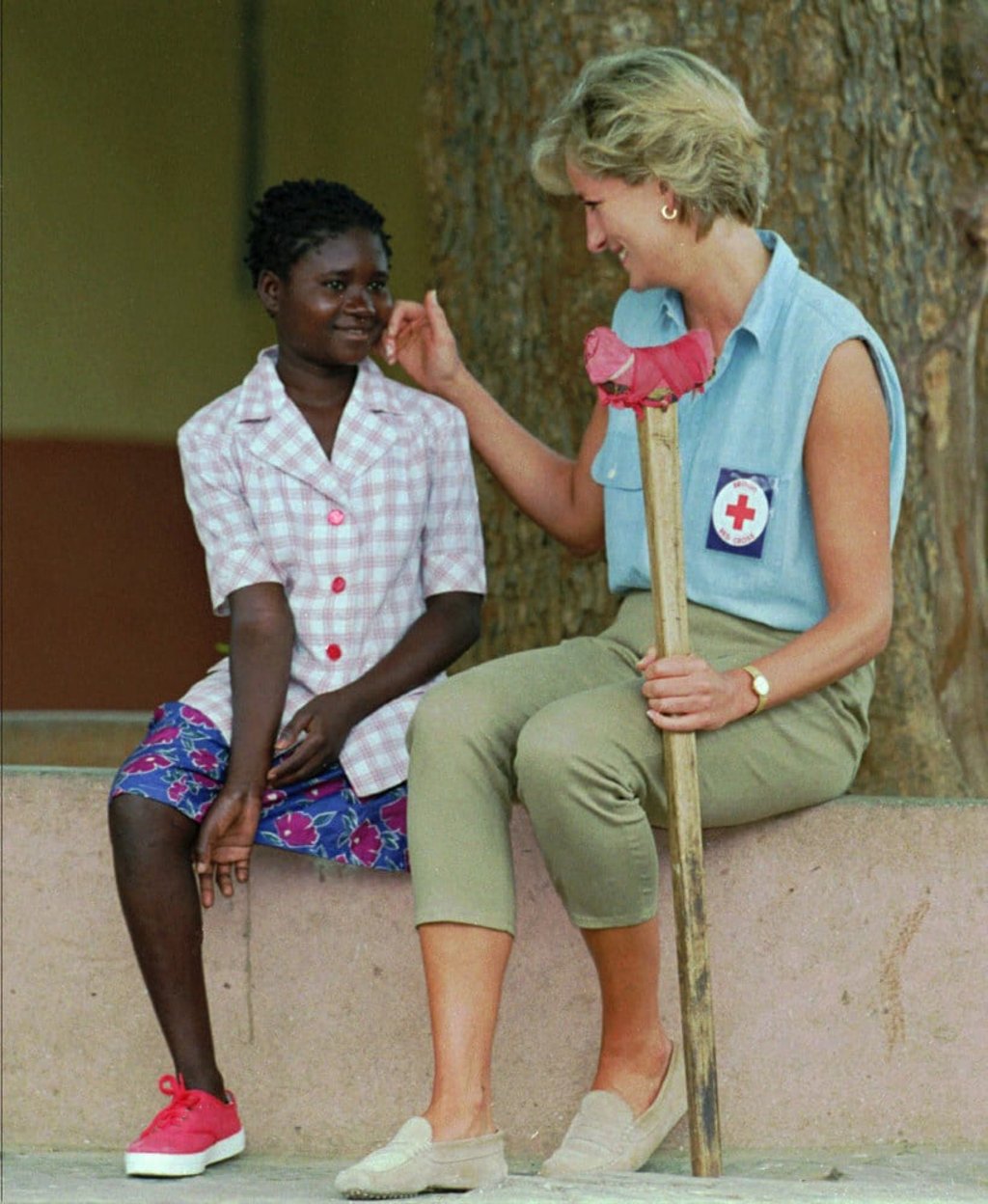 Princess Diana talks to amputee Sandra Thijica in Angola during a visit in 1997, in an effort to raise awareness about landmines. Photo: AP Princess Diana talks to amputee Sandra Thijica in Angola during a visit in 1997, in an effort to raise awareness about landmines. Photo: AP