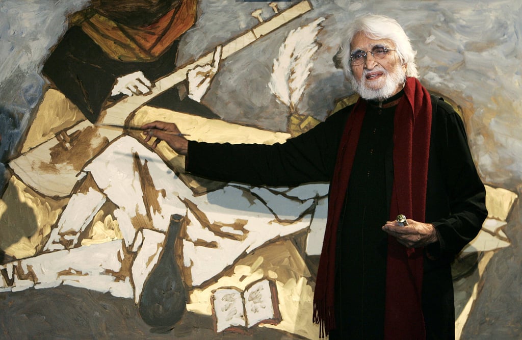 MF Husain, one of India’s most famous artists, finishes off a canvas he painted with Bollywood actor Shah Rukh Khan during a fundraising auction in London in 2007. Photo: AP Photo