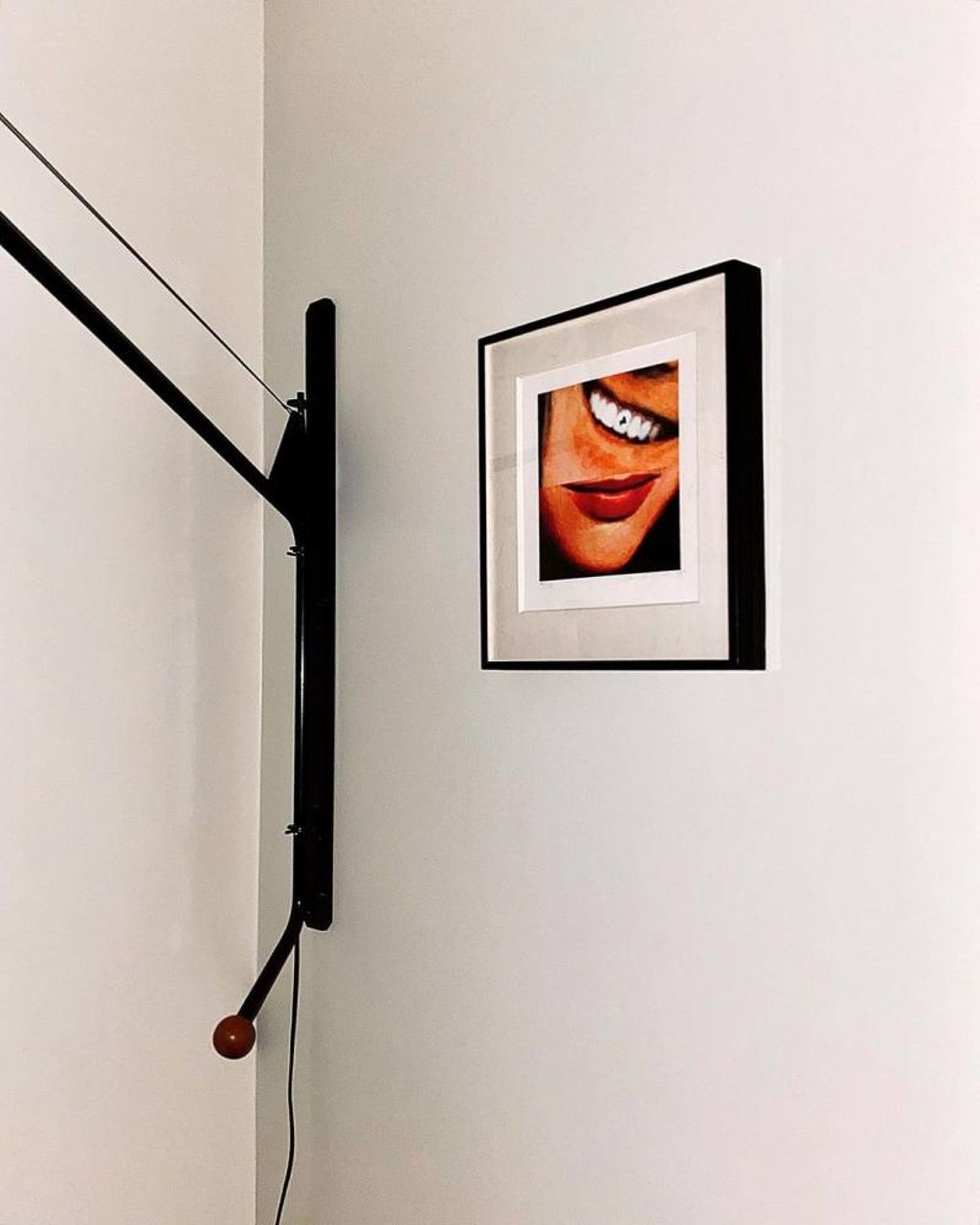 Not all corners of G-Dragon’s house are lavish and extravagant – some are more minimalist, like here where he displays a 2005 work called Two Smiles (One With Spinach). Photo: @xxxibgdrgn/Instagram Not all corners of G-Dragon’s house are lavish and extravagant – some are more minimalist, like here where he displays a 2005 work called Two Smiles (One With Spinach). Photo: @xxxibgdrgn/Instagram