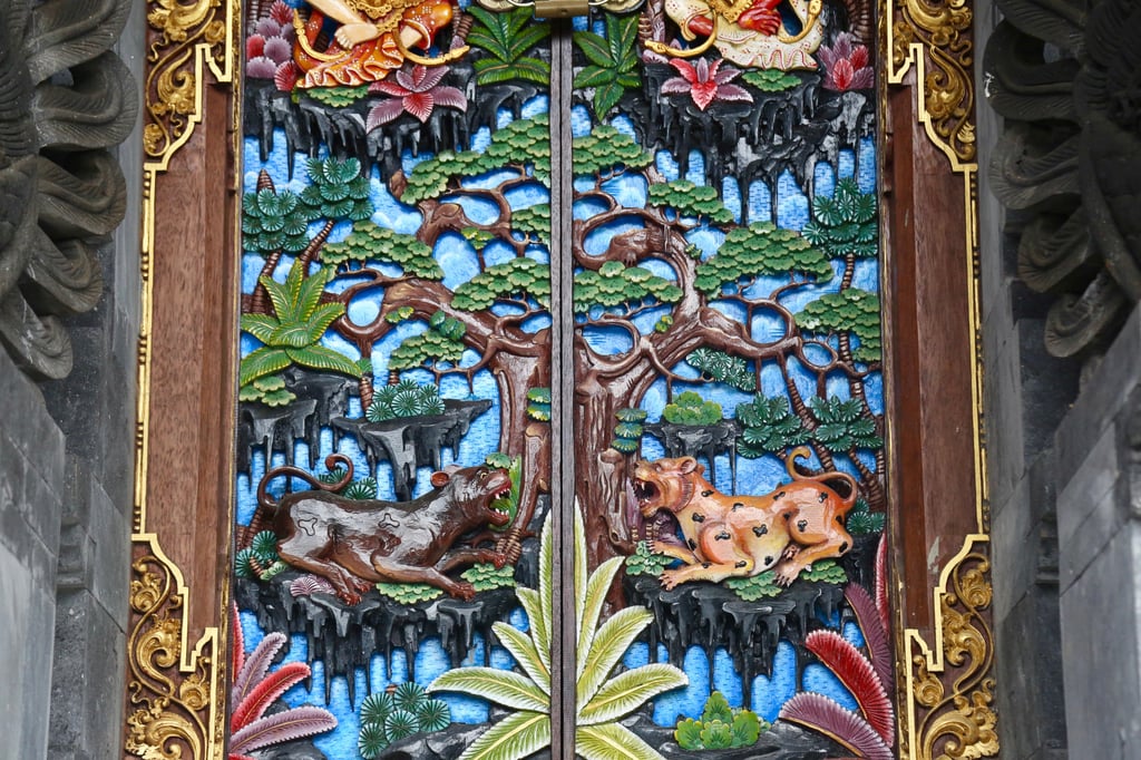 Intricately carved doors at Ching Wei’s shrine at Ulun Danu Batur. Photo: Ian Lloyd Neubauer Intricately carved doors at Ching Wei’s shrine at Ulun Danu Batur. Photo: Ian Lloyd Neubauer