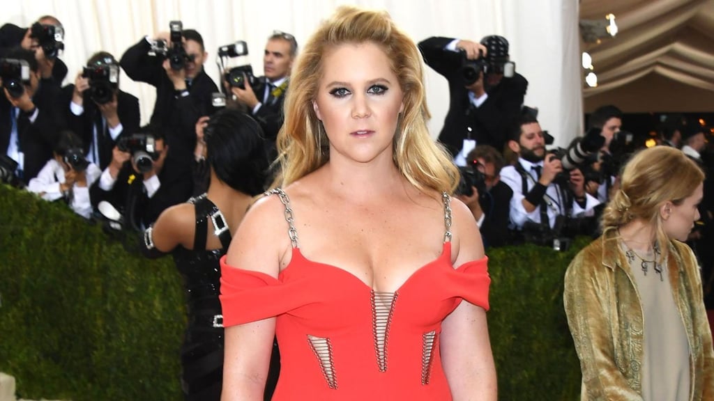 Amy Schumer described the Met Gala as a “punishment”. Photo: @ohmypnd/Twitter