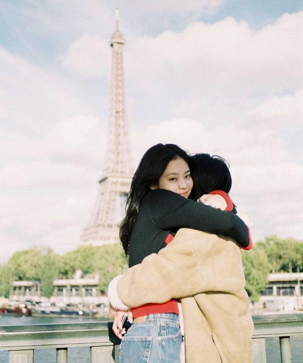 Jennie shared pictures of herself and mum together in Paris to celebrate family month in May. Photo: @jennierubyjane_/Instagram