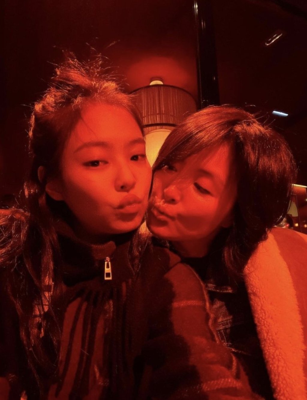 Blackpink’s Jennie and her mother share a striking resemblance. Photo: @WhatsTrending/Twitter